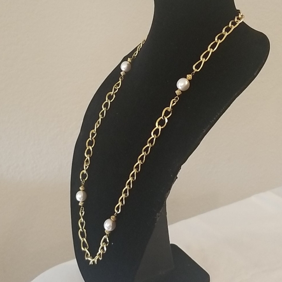 EXQUISITE Gold Tone and Pearl Necklace - Picture 3 of 5